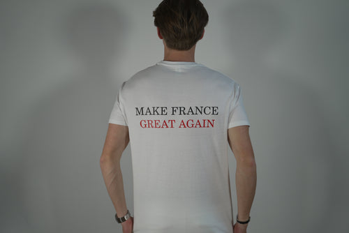 T-shirt français Make France Great Again blanc dos
Homme portant un t-shirt français MFGA coton lourd
Détail impression double presse t-shirt MFGA
T-shirt français rouge trois couleurs drapeau