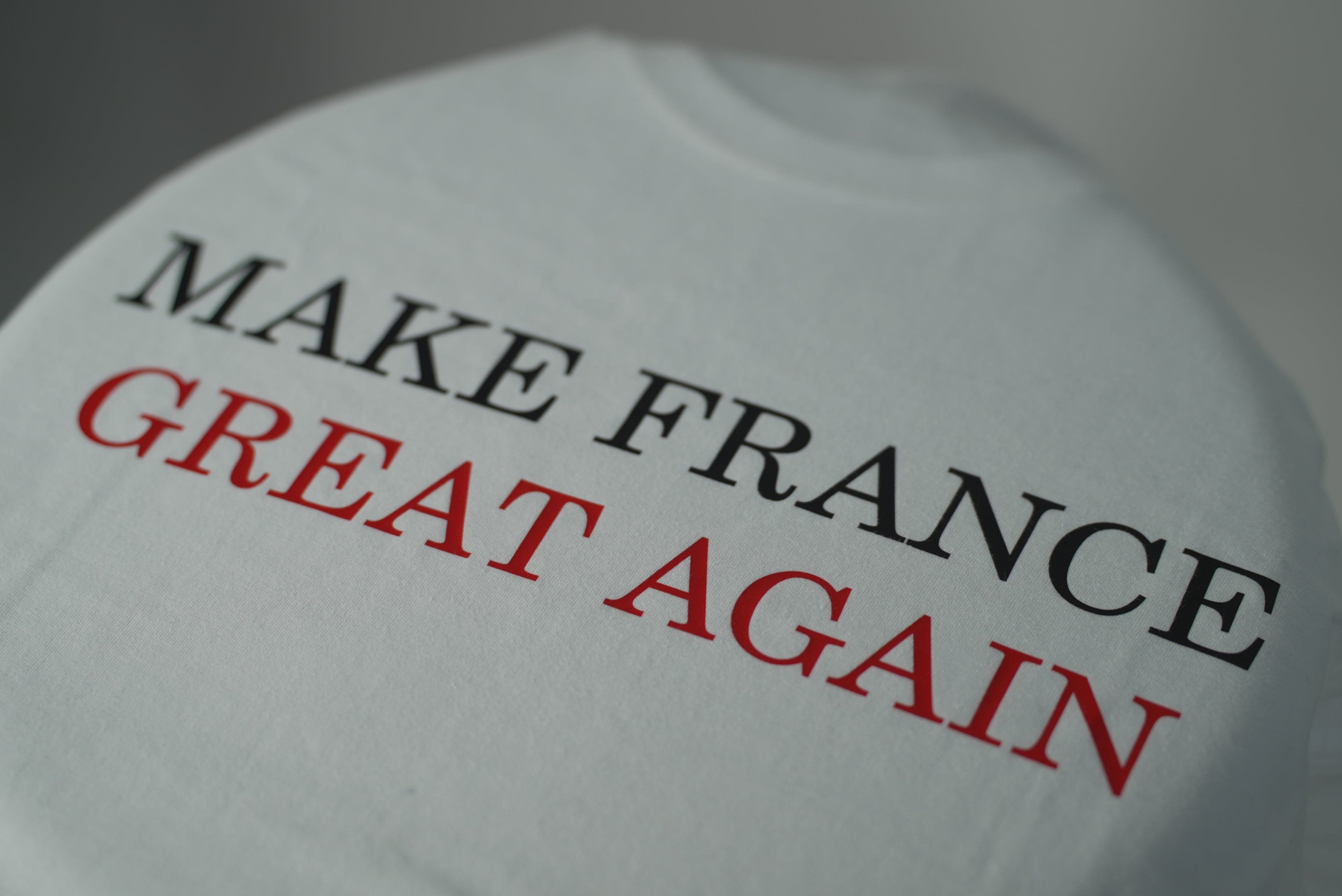 T-shirt français Make France Great Again blanc dos
Homme portant un t-shirt français MFGA coton lourd
Détail impression double presse t-shirt MFGA
T-shirt français rouge trois couleurs drapeau