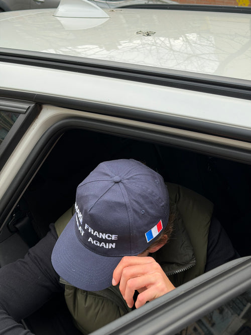Casquette française brodée Make France Great Again marine
Casquette MFGA broderie point noué profil
Homme portant une casquette française brodée tricolore
Détail broderie point noué casquette française MFGA
Casquette Make France Great Again rouge trois-quarts
